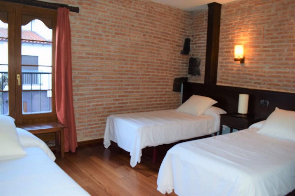 Hospedium Hotel La Fuente Candelario Exterior photo