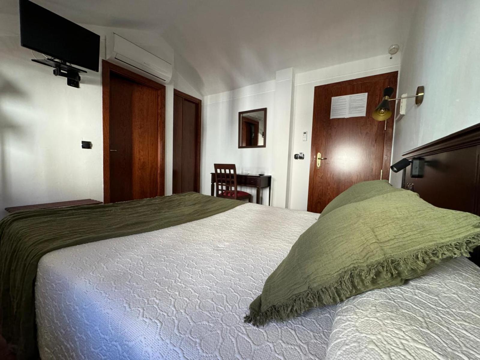 Hospedium Hotel La Fuente Candelario Exterior photo