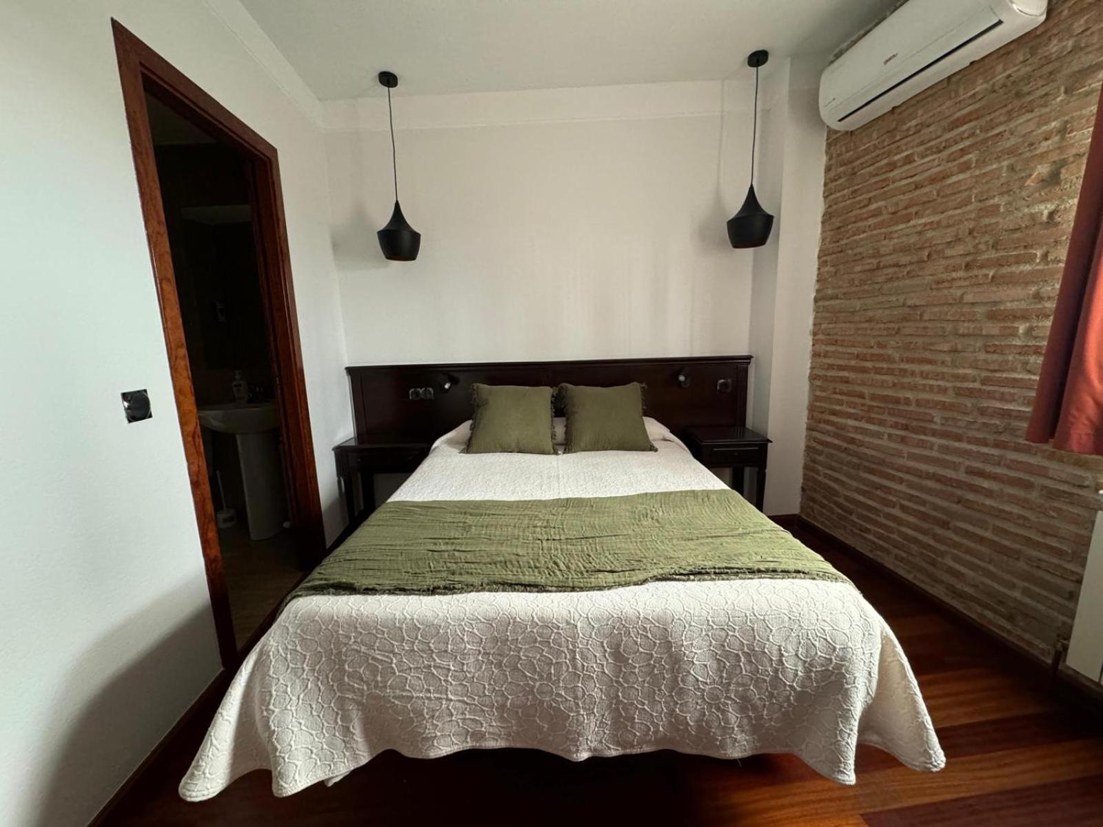 Hospedium Hotel La Fuente Candelario Exterior photo