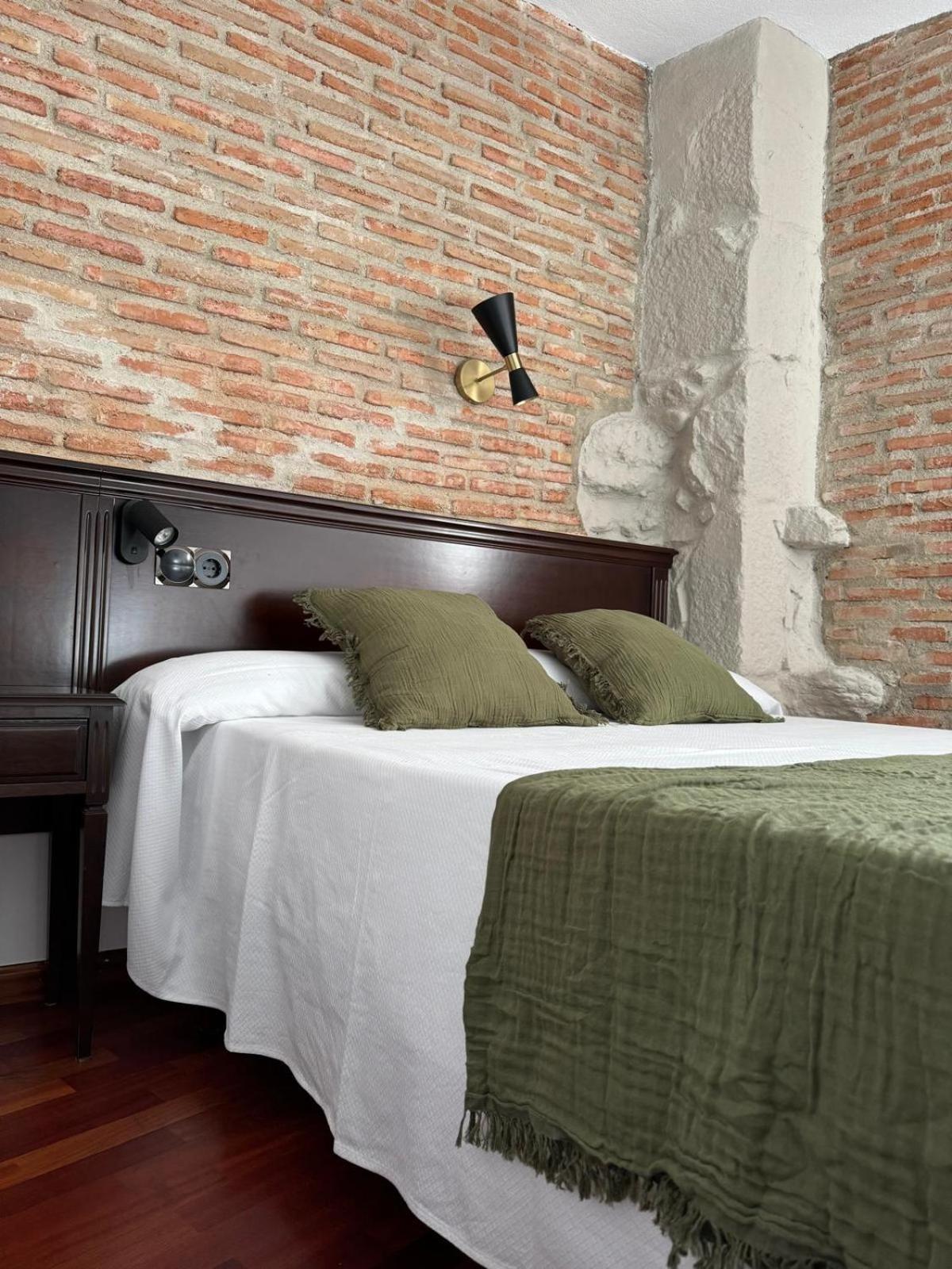 Hospedium Hotel La Fuente Candelario Exterior photo