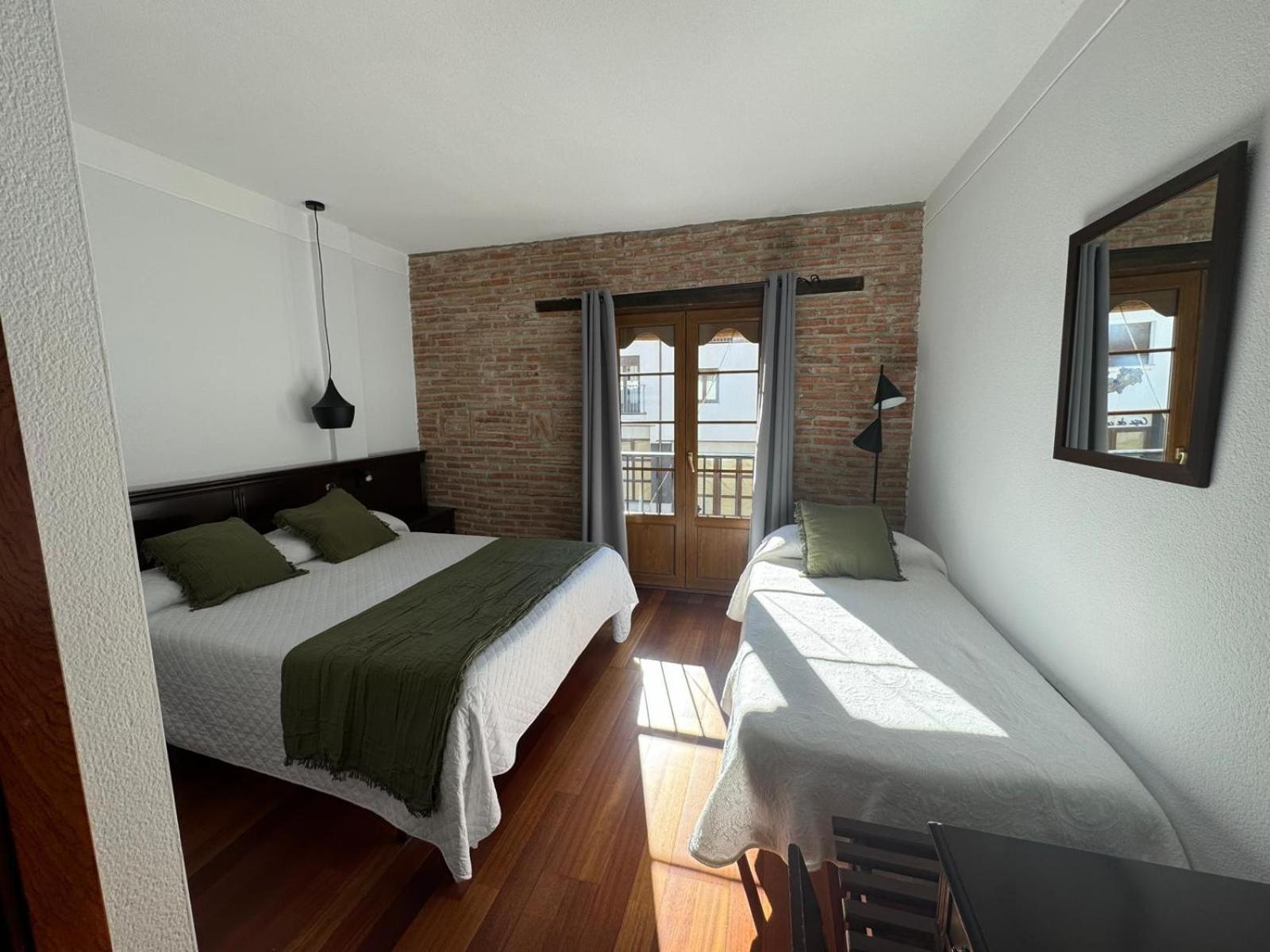 Hospedium Hotel La Fuente Candelario Exterior photo