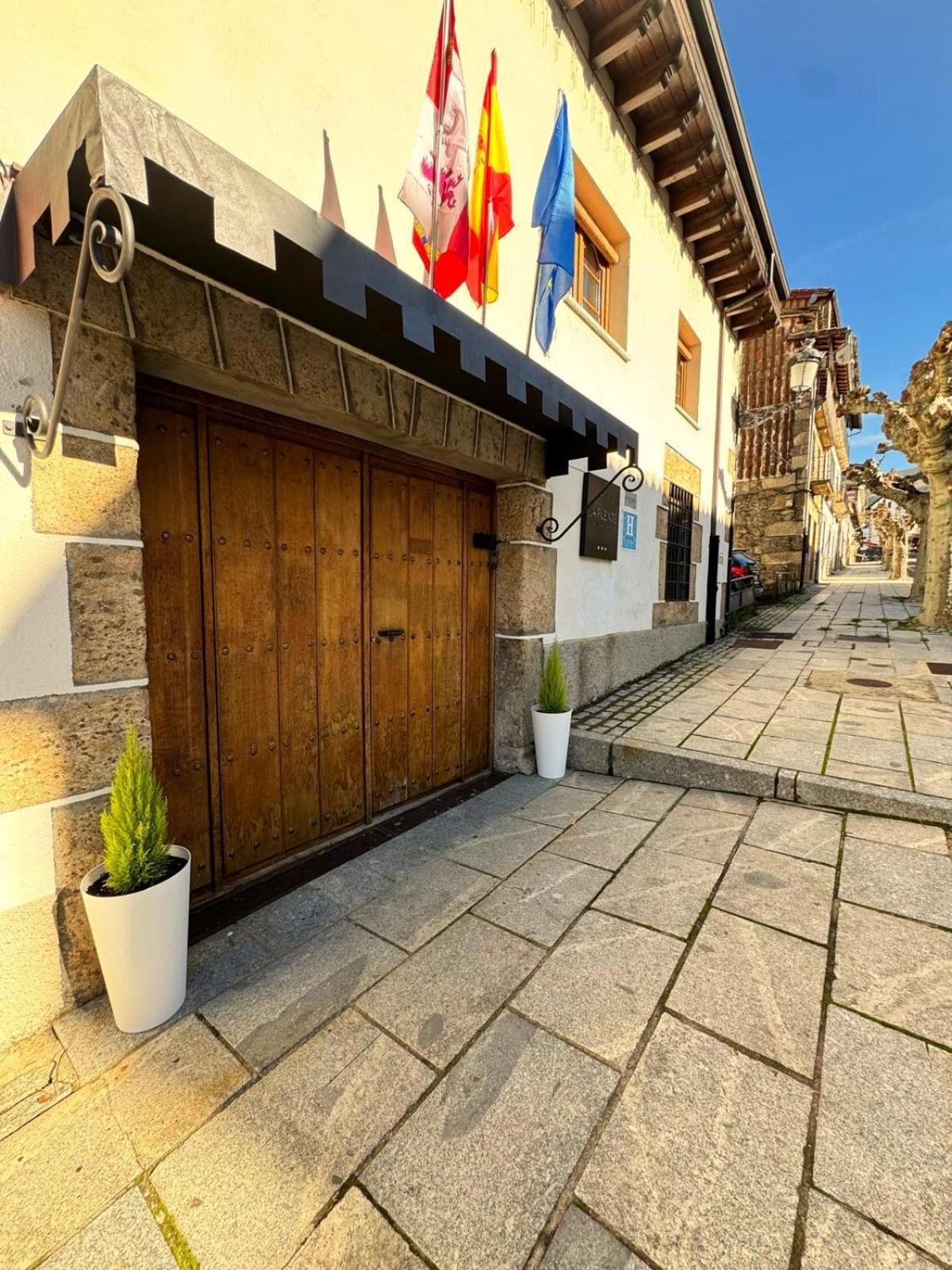 Hospedium Hotel La Fuente Candelario Exterior photo