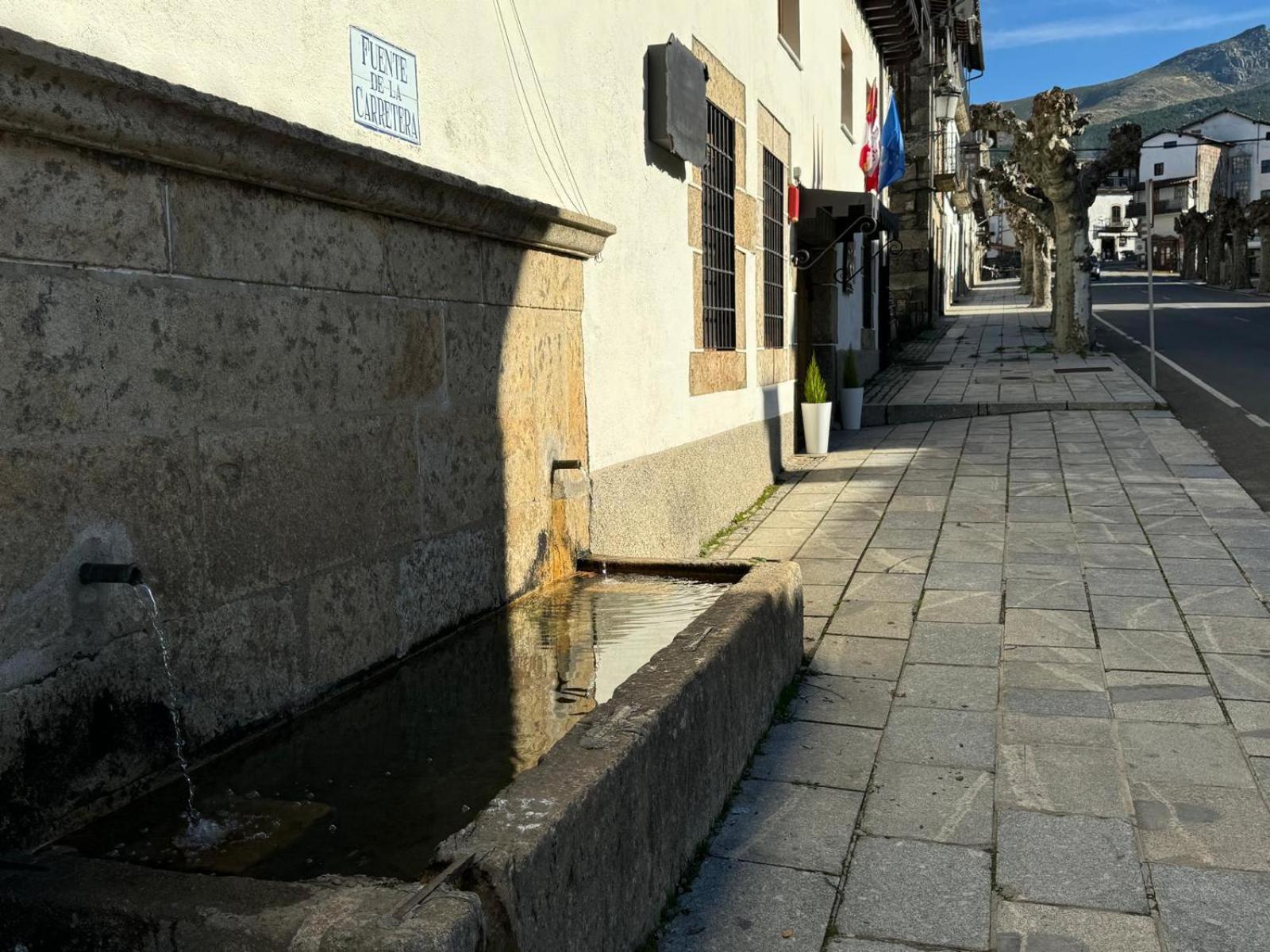 Hospedium Hotel La Fuente Candelario Exterior photo