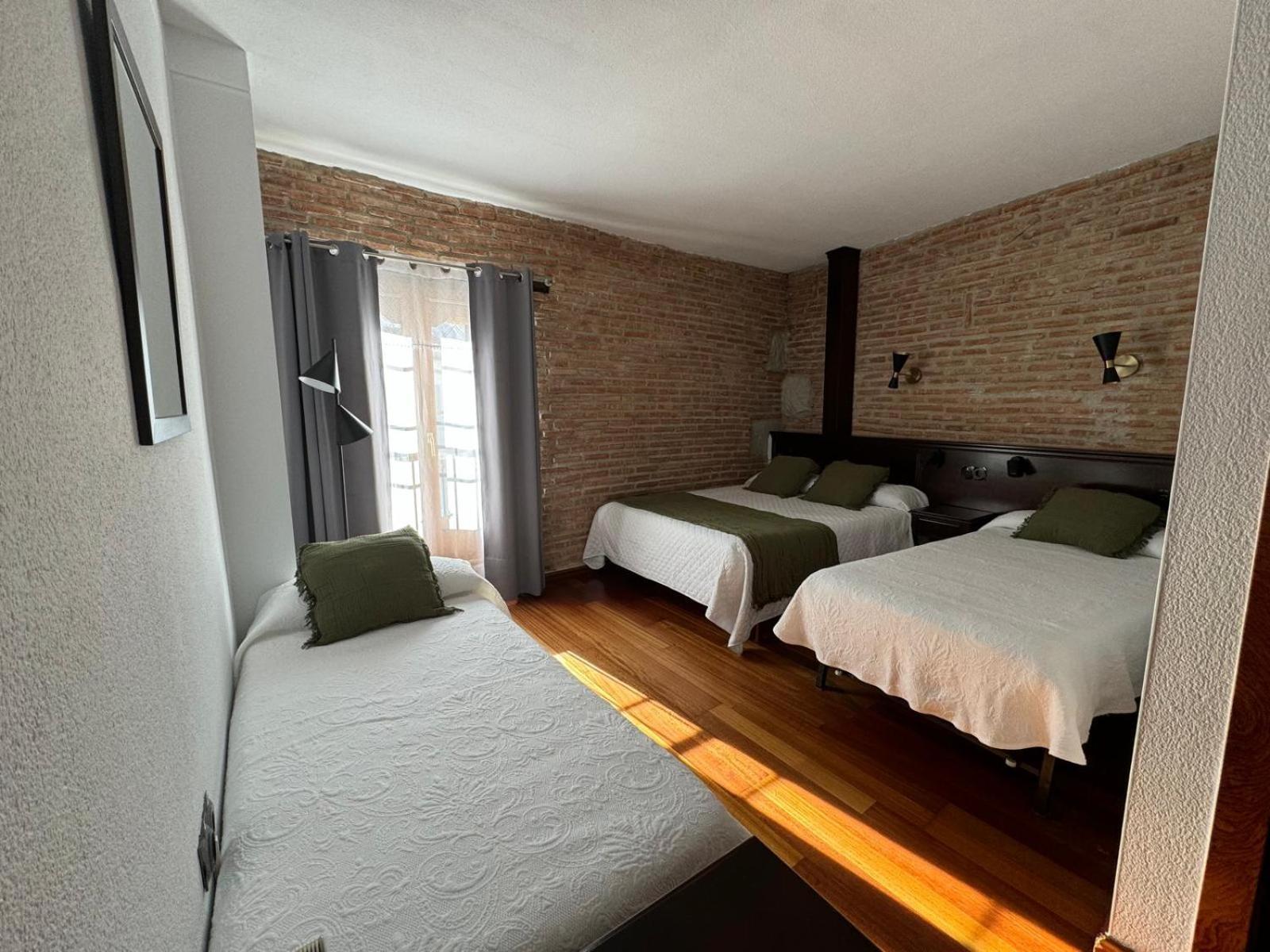 Hospedium Hotel La Fuente Candelario Exterior photo